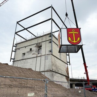 Das Ludwigshafener Stadtwappen wird am Montag von einem Kran vom Würfelbunker gehoben.