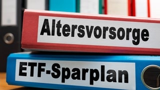 Fotomontage, Zwei Ordner zu Altersvorsorge und ETF-Sparplan symbolisieren die finanzielle Planung für den Ruhestand