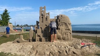 Aus mehreren hundert Tonnen Sand entstehen direkt am Schweizer Bodenseeufer imposante Sandskulpturen.
