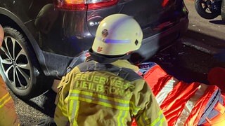 Bei einem schweren Rollerunfall in Heilbronn wurde ein Mann unter ein Auto eingeklemmt und verletzt. Die Feuerwehr musste ihn befreien.