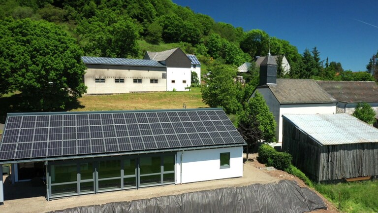 Hierzuland Halle mit Photovolaikdach