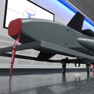 Ein Ausstellungsstück eines Taurus KEPD 350 Marschflugkörpers ist im Showroom des Rüstungsunternehmens MBDA ausgestellt.