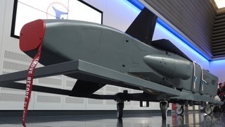 Ein Ausstellungsstück eines Taurus KEPD 350 Marschflugkörpers ist im Showroom des Rüstungsunternehmens MBDA ausgestellt.