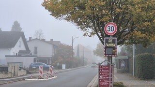 Tempo-30-Schilder zeigen die neue Geschwindigkeitsbegrenzung entlang der Ortsduchfahrt durch Volxheim.