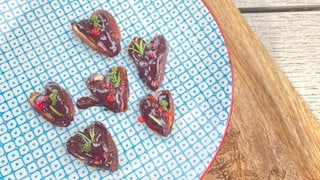 Kräutersnack aus Datteln, dunkel Schokolade und Kräutern
