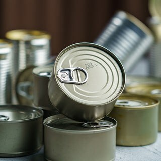 Unetikettierte Blechdosen in unterschiedlichen Größen