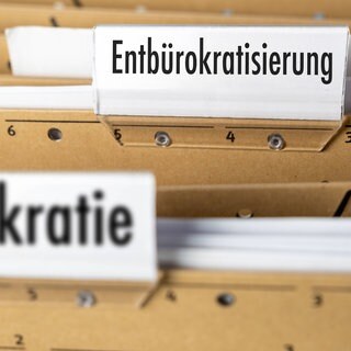 Hängeregister mit der Aufschrift Bürokratie und Entbürokratisierung 