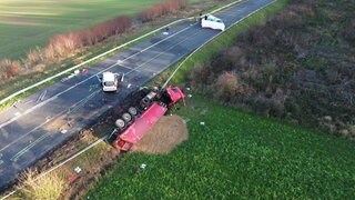 Bei dem tödlichen Unfall auf der B51 ist nach derzeitigem Stand der Ermittlungen das Auto auf die Gegenfahrbahn geraten und mit dem Lkw zusammengestoßen. 