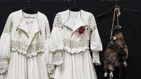 Kostüme und Requisiten von "Der Freischütz" und anderen Produktionen der Bregenzer Festspiele sind beim Kostümverkauf zu haben.