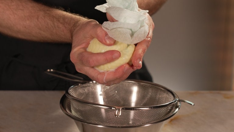 Butter ausdrücken.