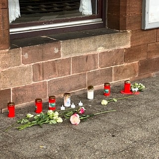 Am Bahnhof Landstuhl im Kreis Kaiserslautern werden zum Gedenken Blumen und Kerzen abgelegt.