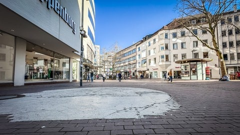 Die Fußgängerzone in Ulm mit ihrem holprigen, roten Klinkerbelag, dazwischen ein paar kahlen Betonflächen. Bald wird sie umgebaut.