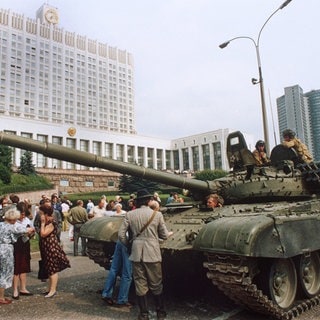 Die Moskauer Bevölkerung leistet am 19. August 1991 Widerstand gegen einrollende Panzer der Roten Armee vor dem russischen Regierungsgebäude, dem "Weißen Haus"