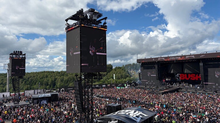 Overview: Fans vor der Hauptbühne von RaR