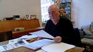 Berthold Buschmann in seiner Wohnung in Freiburg. Als er den Brief seines Energieversorgers mit der Stromabrechnung öffnete, verschlug es Berthold Buschmann die Sprache. 18.000 Euro Nachzahlung!