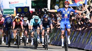 Jonathan Milan vom Team Lidl-Trek gewinnt 2024 die erste Etappe im Sprint