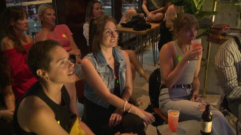 Lea (links) und Lara (Mitte) gemeinsam mit ihrer Freundin Kathi (rechts) bei dem Datingformat "Date my Mate". 
