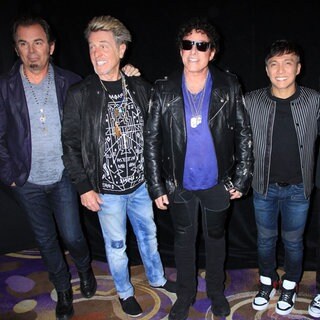 Jonathan Cain, Ross Valory, Neal Schon, Arnel Pineda und Steve Smith von Journey 