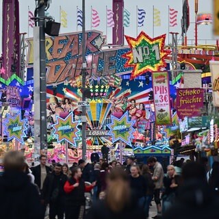 Bunte Kulisse des Cannstatter Volksfests