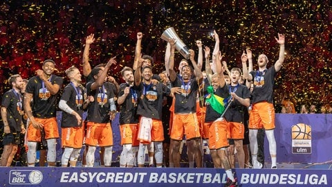 Der sportliche Höhepunkt der 25-jährigen Clubgeschichte: am 16. Juni 2023 gewinnt ratiopharm Ulm den deutschen Meistertitel in der heimischen Arena gegen Bonn.