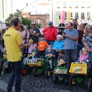 Stadtwette am Mittwoch: Etliche kleine und noch kleinere Traktoren auf dem Rathausplatz.