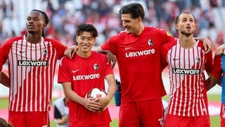 Die Spieler des SC Freiburg feiern ihren Sieg gegen Werder Bremen