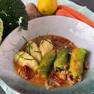 Wirsingröllchen mit Pilzsoße und Kartoffelpüree