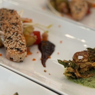 Spinat-Pakora mit Minzdip und Allu Chlayk ki Chaat mit Lachs