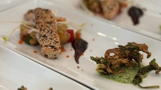 Spinat-Pakora mit Minzdip und Allu Chlayk ki Chaat mit Lachs