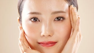 Gesicht einer hübschen jungen asiatischen Frau: Attraktive Menschen scheinen es im Leben leichter zu haben. Studien weisen darauf hin, dass sie eher positive Aufmerksamkeit bekommen und mehr Karrierechancen im Beruf haben. 