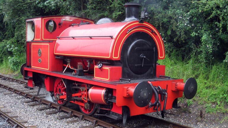 Die kleine rote Dampflok ""Bagnall No. 2" hat bei dem Kraftwerk Electric Power Company in Kent gearbeitet.