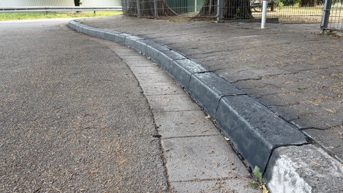Schwarz und weiß bemalte Bordsteine: In Mainz hat ein Mann eigenmächtig Parkverbotszonen markiert.. 