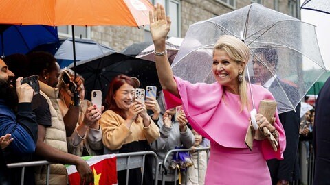 Königin Maxima begrüßt die Schaulustigen bei ihrer Ankunft im Gemeindezentrum De Ruimte in einem pinken Kleid. Das Königspaar war zu einem regionalen Besuch in den Gemeinden Lelystad, Almere und Zeewolde im südlichen Teil der Provinz Flevoland.