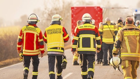 Ein Feuerwehrteam zu Fuß auf Straße bei einer Übung in Baden-Württemberg. Symbolbild für die Blaulichtwoche.