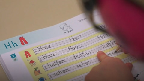 Ein Kind arbeitet an einer Deutschaufgabe in der Grundschule Bergen
