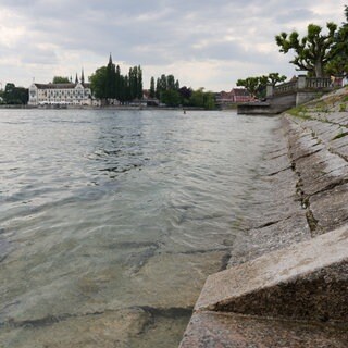 Der Bodensee führt derzeit so wenig Wasser wie selten um diese Jahreszeit.