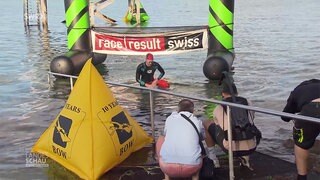 Schwimmer kommt im Ziel an
