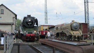 Modell der 18 201 und das Original daneben