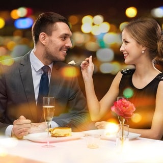 Verliebtes Paar beim Abendessen