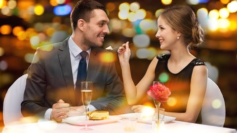 Verliebtes Paar beim Abendessen