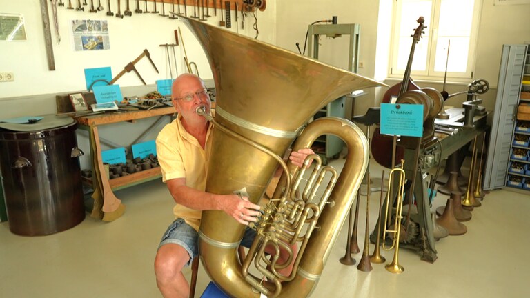 Blasmusiker Horst Steil mit Tuba