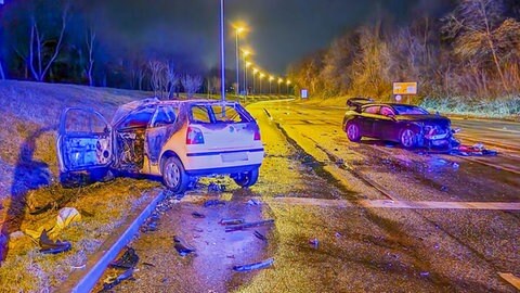 Zwei Fahrer werden bei einem Unfall auf der Heilbronner Neckartalstraße schwer verletzt.