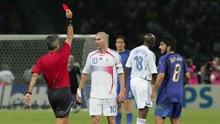 Zinedine Zidane wegen gewalttätigen Verhaltens vom Platz gestellt wird, rote Karte.