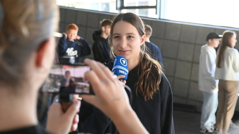 Mädchen als Reporterin