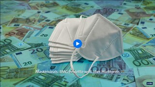 Ein Stapel FFP2-Masken liegt auf Euro-Banknoten