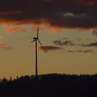 Windräder in der Abenddämmerung. Der Regionalverband Neckar-Alb hat sich für den Windkraft-Plan entschieden.