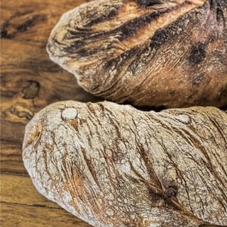 Wurzelbrot auf einem Holztisch