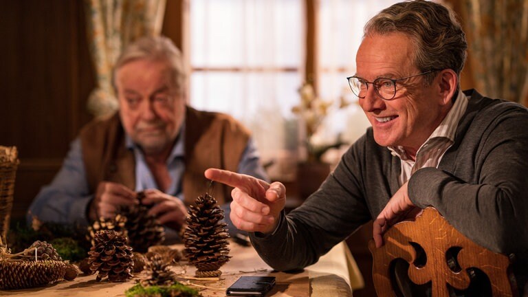 Bernhard und Hermann mit Bastelkram am Wohnzimmertisch