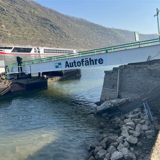 Schäden, die durch einen Schiffsunfall am Fähranleger in Boppard entstanden sind