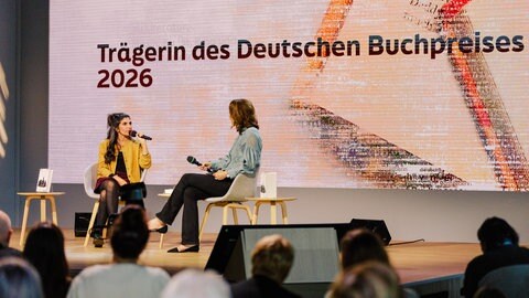 Die Preisträgerin des Deutschen Buchpreises 2026 Shida Bazyar im Gespräch auf der Literaturbühne von ARD, ZDF und 3Sat auf der Frankfurter Buchmesse 2026